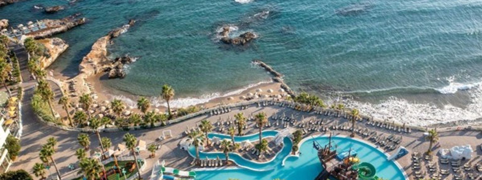 en flygvy över en stor simbassäng bredvid havet