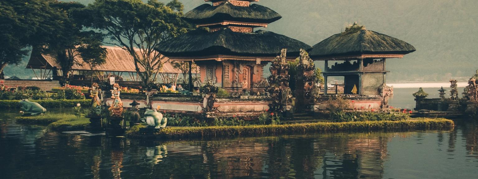 ett tempel speglas i vattnet av en sjö pÄ Bali.