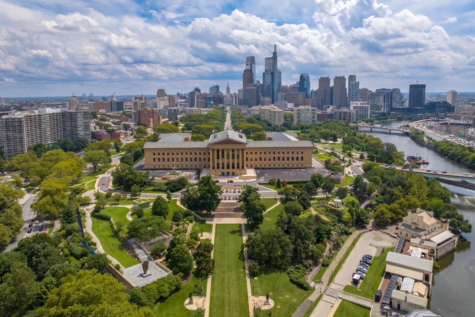 Luftfoto af Philadelphia Museum of Art, den omkringliggende park, floden og byens skyline.