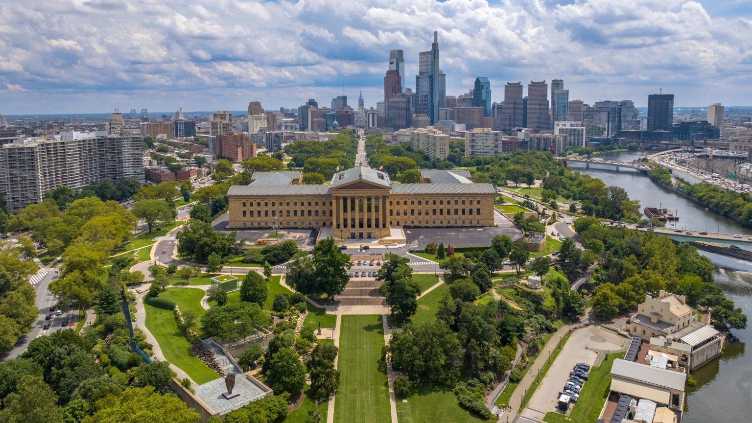 Luftfoto af Philadelphia Museum of Art, den omkringliggende park, floden og byens skyline.