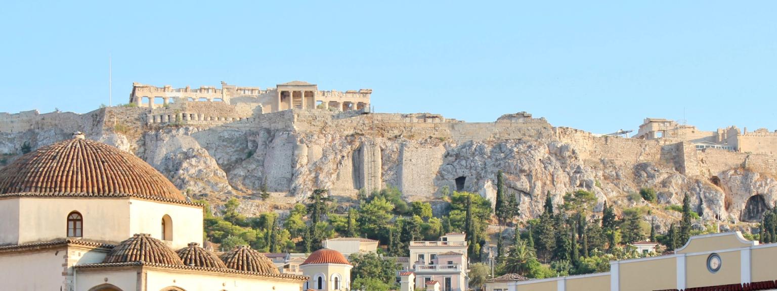 en menneskemængde går i en by med et slot i baggrunden