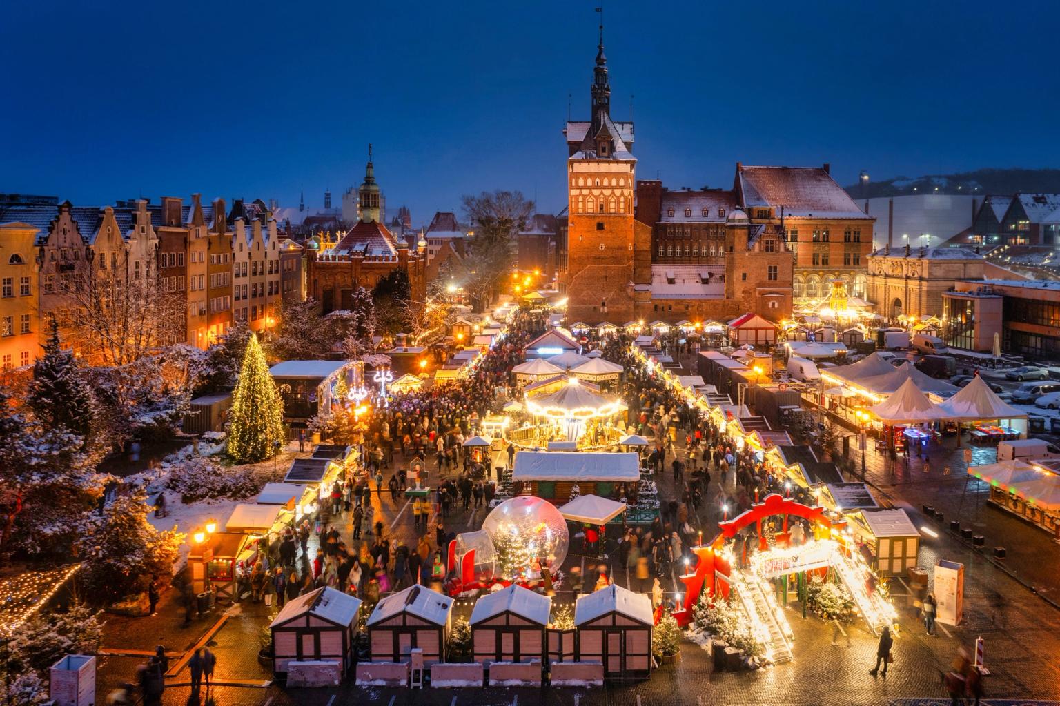 en flygvy över en julmarknad i Gdansk på natten
