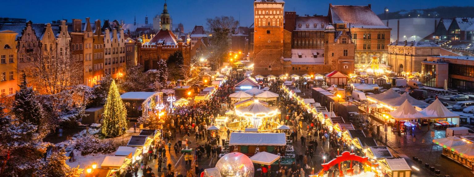 en flygvy över en julmarknad i en stad på natten