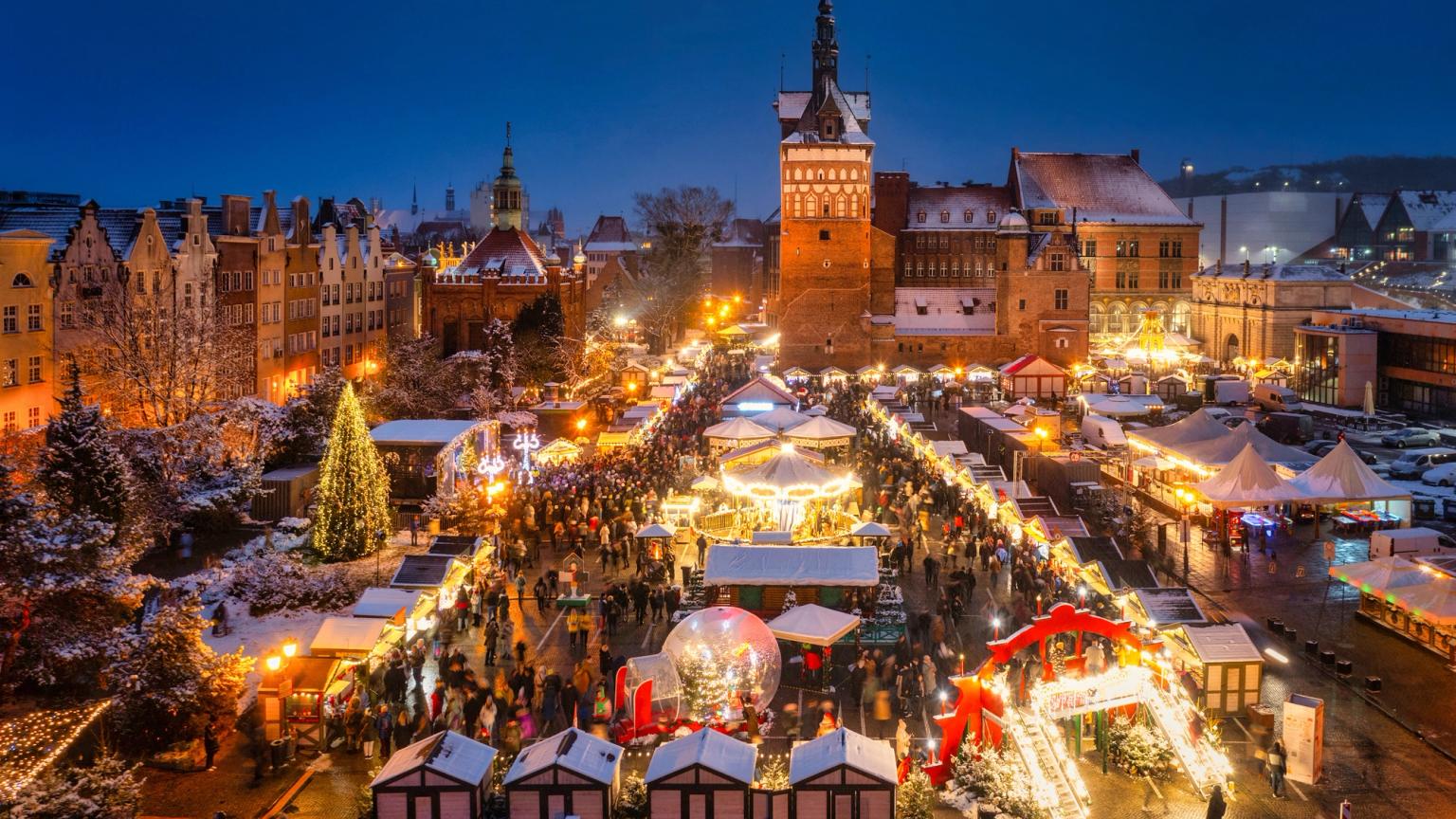 en flygvy över en julmarknad i Gdansk på natten