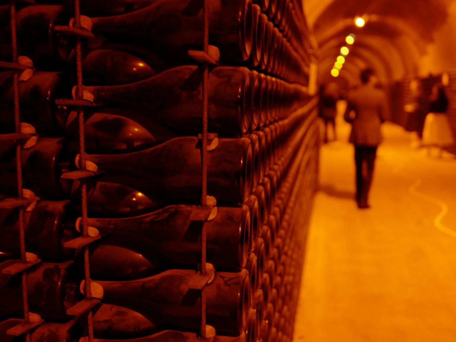 en rad vinflaskor staplade på varandra