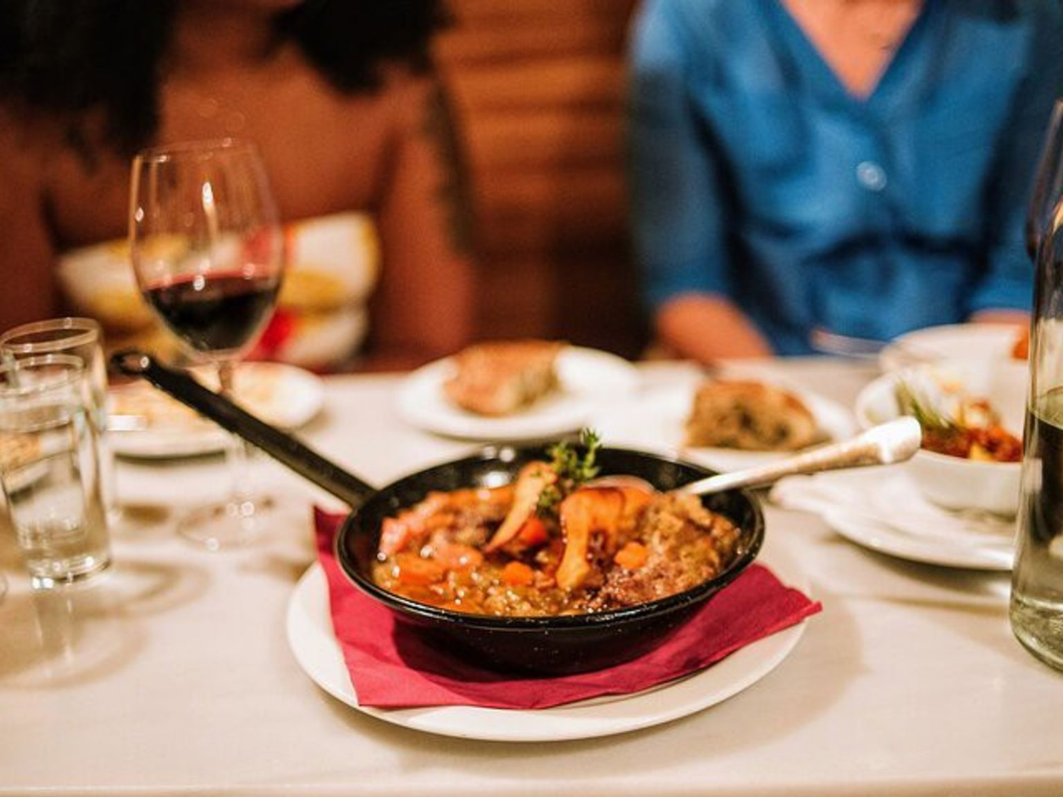 en panna mat sitter på en tallrik på ett bord