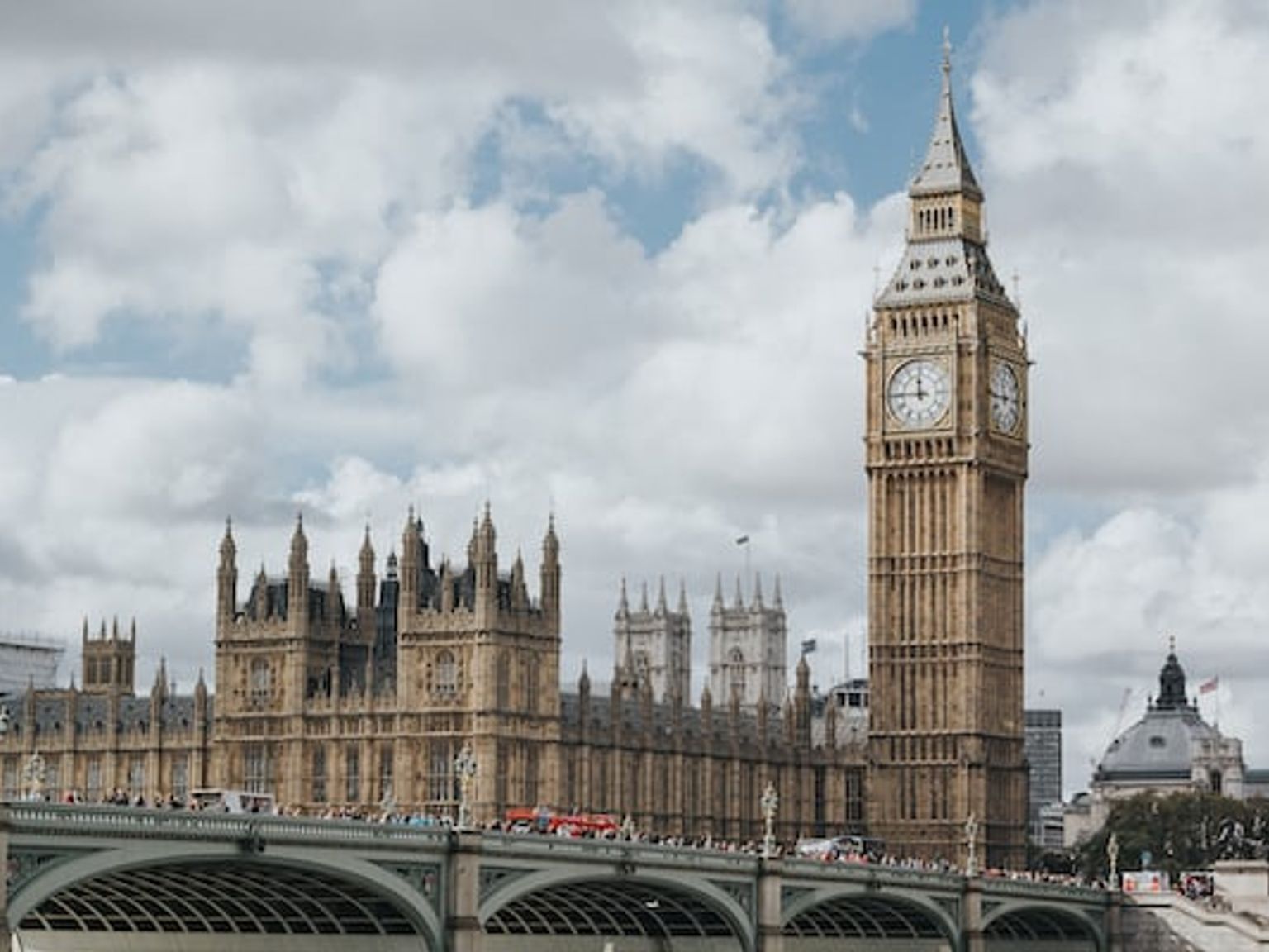 Big Ben, wieża zegarowa w Londynie z mostem przed nią.