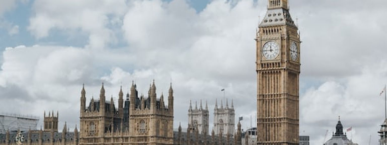 Big Ben, et klokketårn i London med en bro foran.