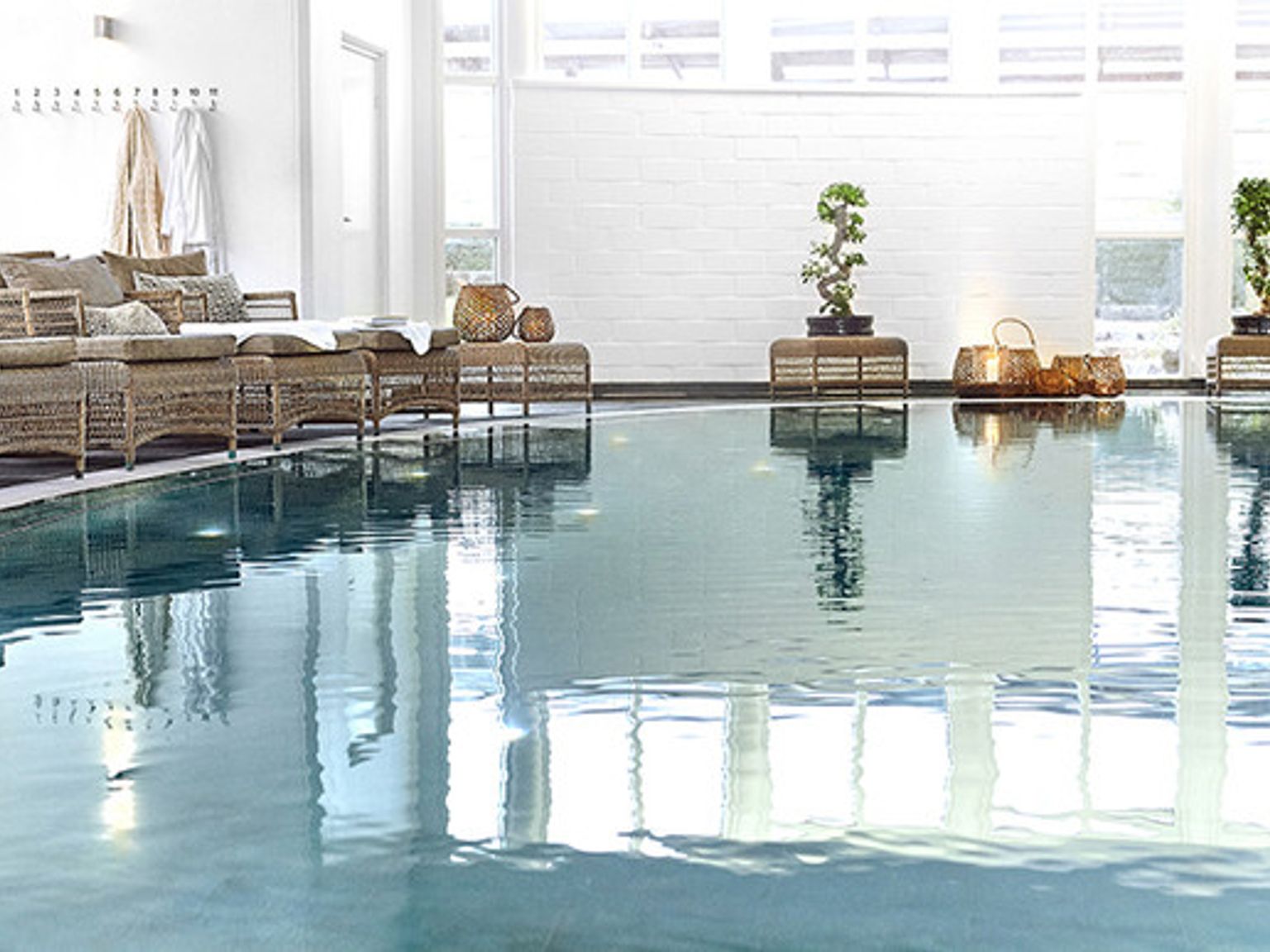 det er et stort svømmebasseng i midten av rommet