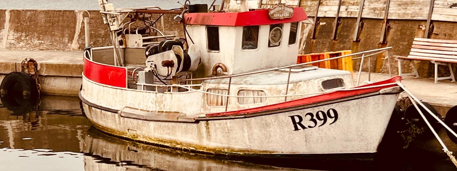 en båt med r399 på sidan av den