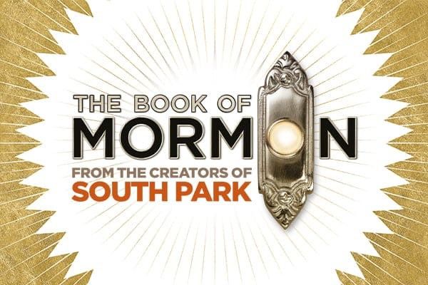 Logoen til musikalen The Book of Mormon med en gyllen ringeklokke som erstatter 'O' i 'Mormon', og teksten "From the Creators of South Park" under.