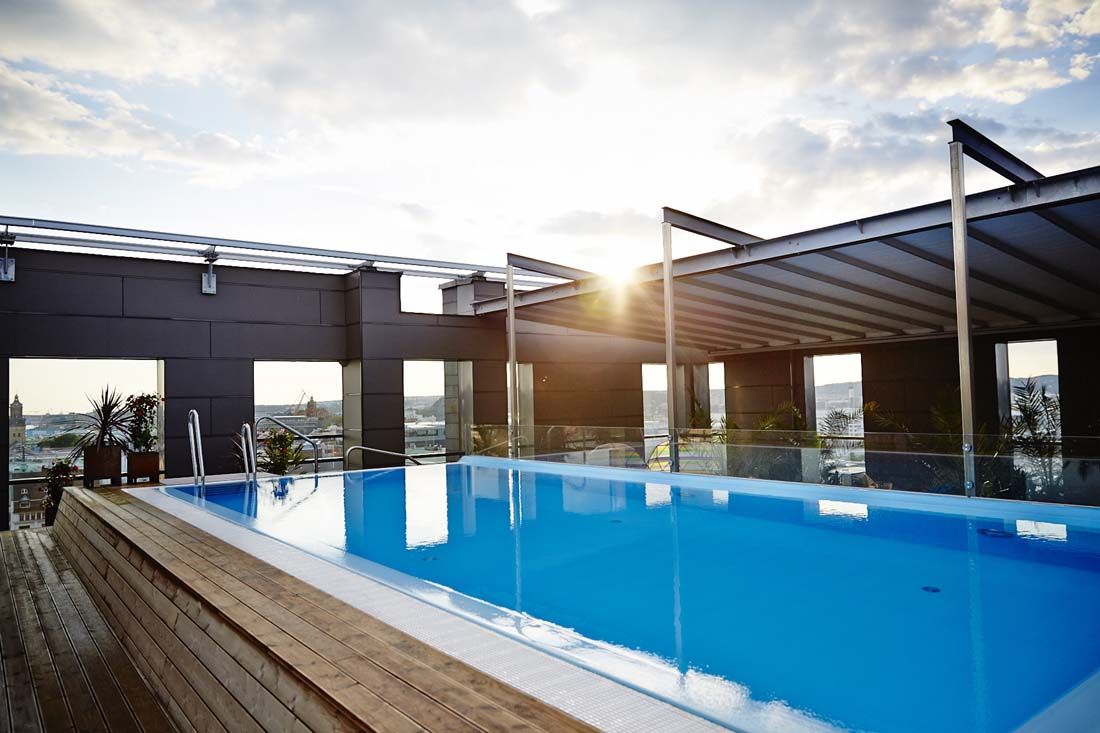 es gibt einen großen Swimmingpool auf dem Dach eines Gebäudes