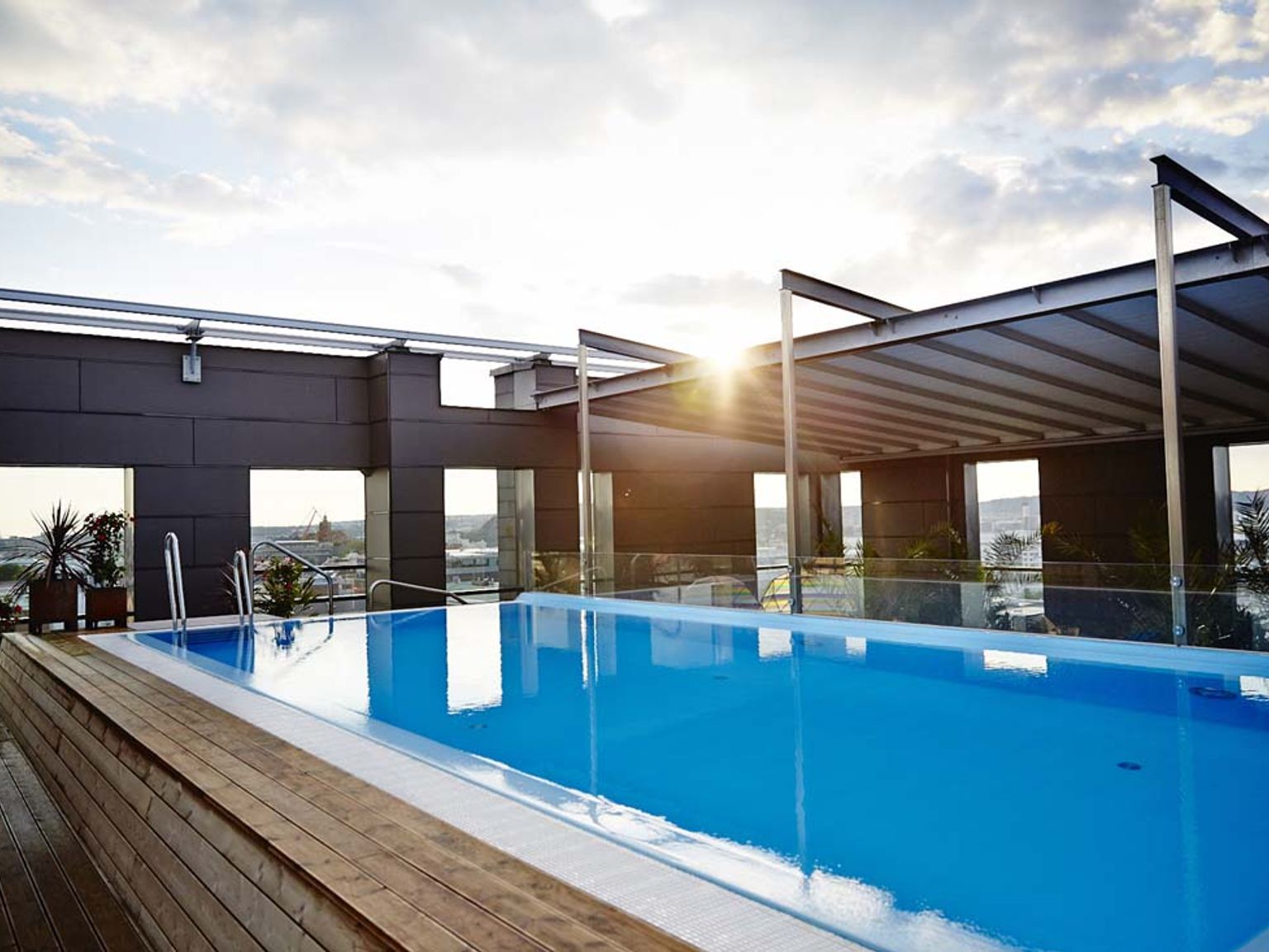 es gibt einen großen Swimmingpool auf dem Dach eines Gebäudes