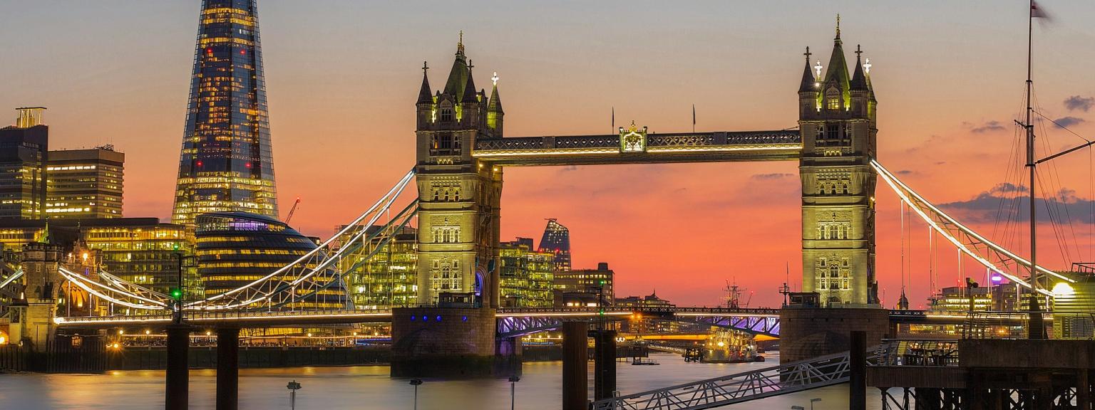 tower bridge i london ved solnedgang med the shard i baggrunden.
