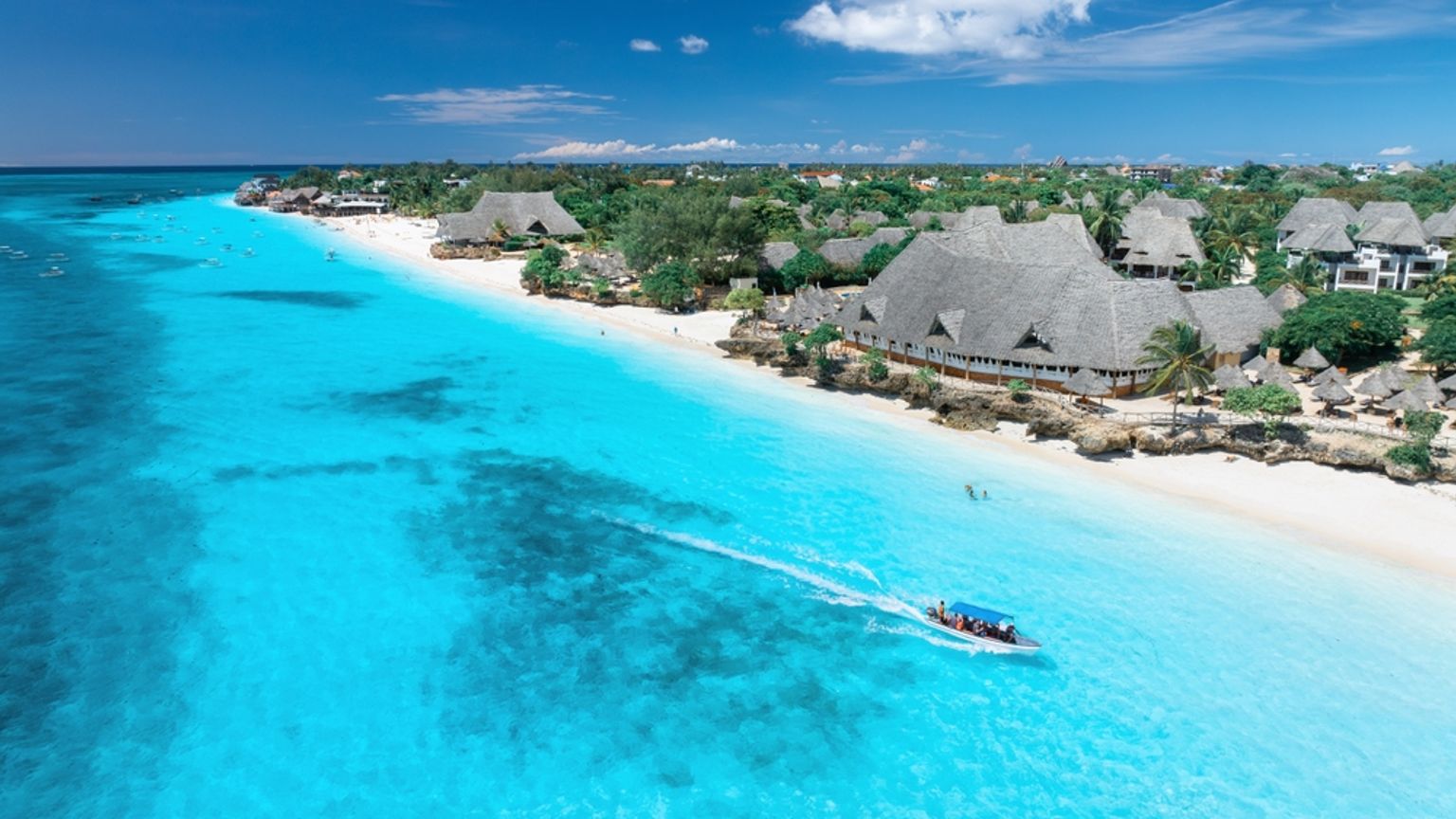 una vista aérea de una playa tropical con un barco en el agua, Nungwi, Zanzíbar