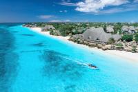 una vista aérea de una playa tropical con un barco en el agua, Nungwi, Zanzíbar