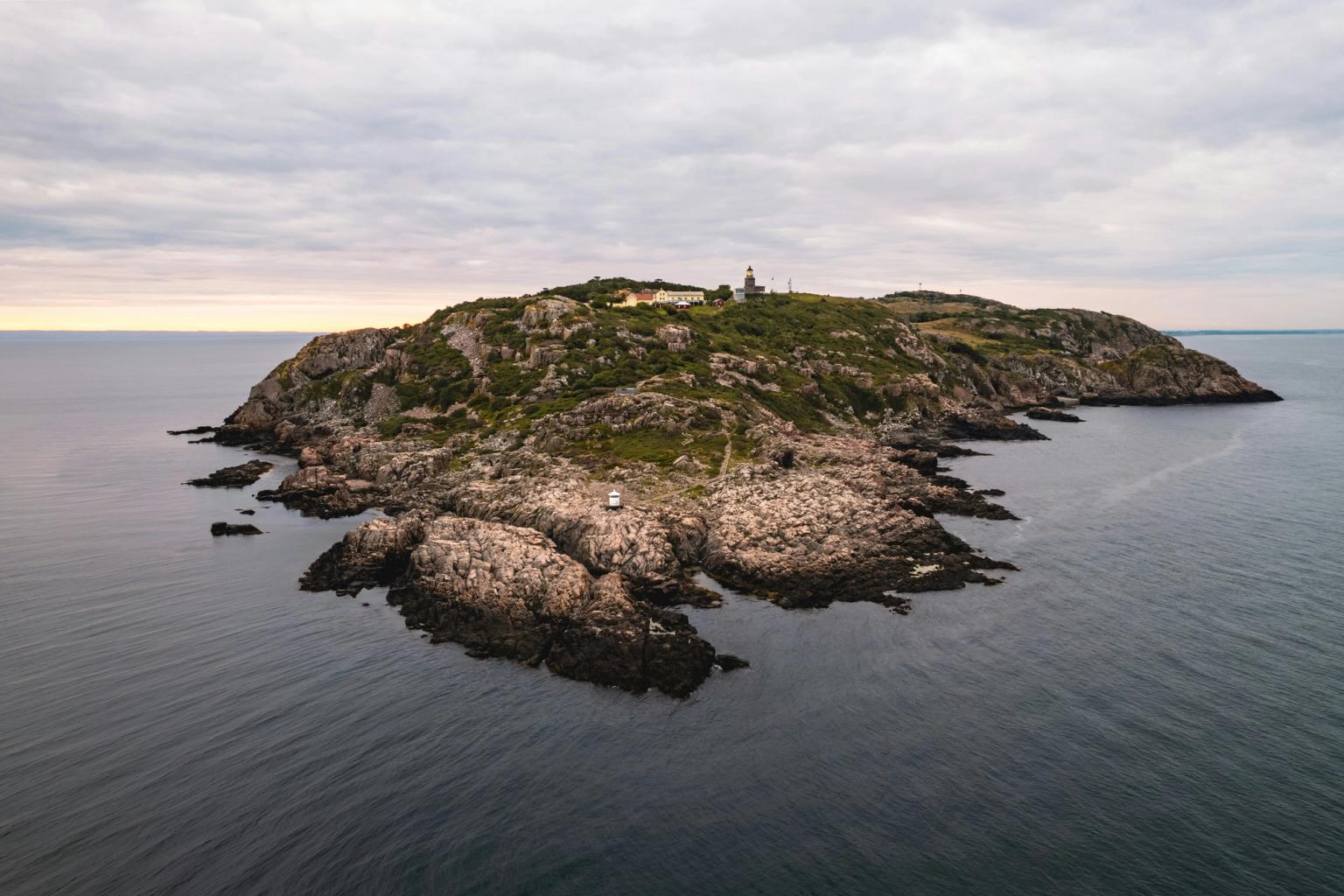 en luftvisning af en lille ø midt i havet