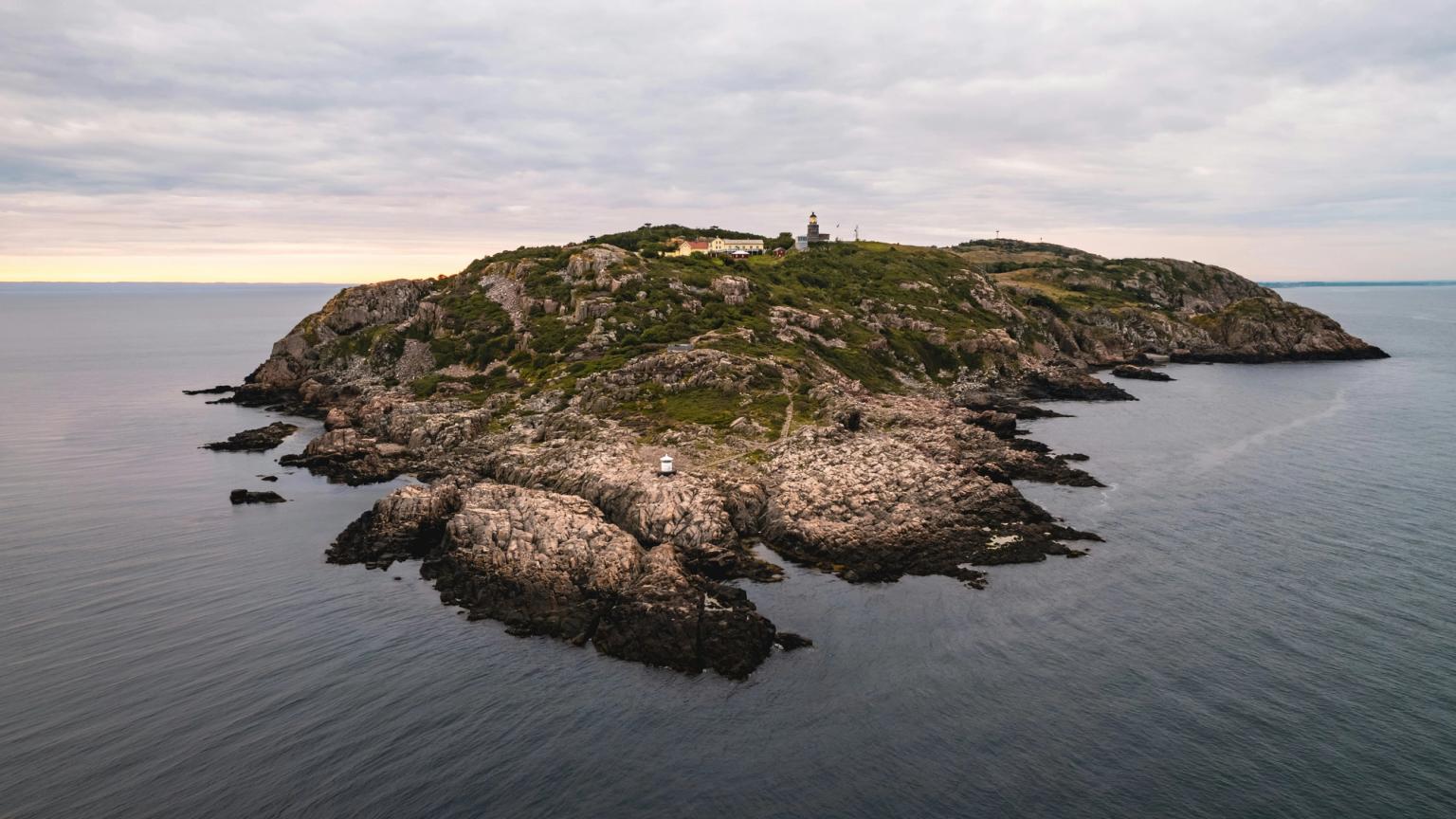 en luftvisning af en lille ø midt i havet