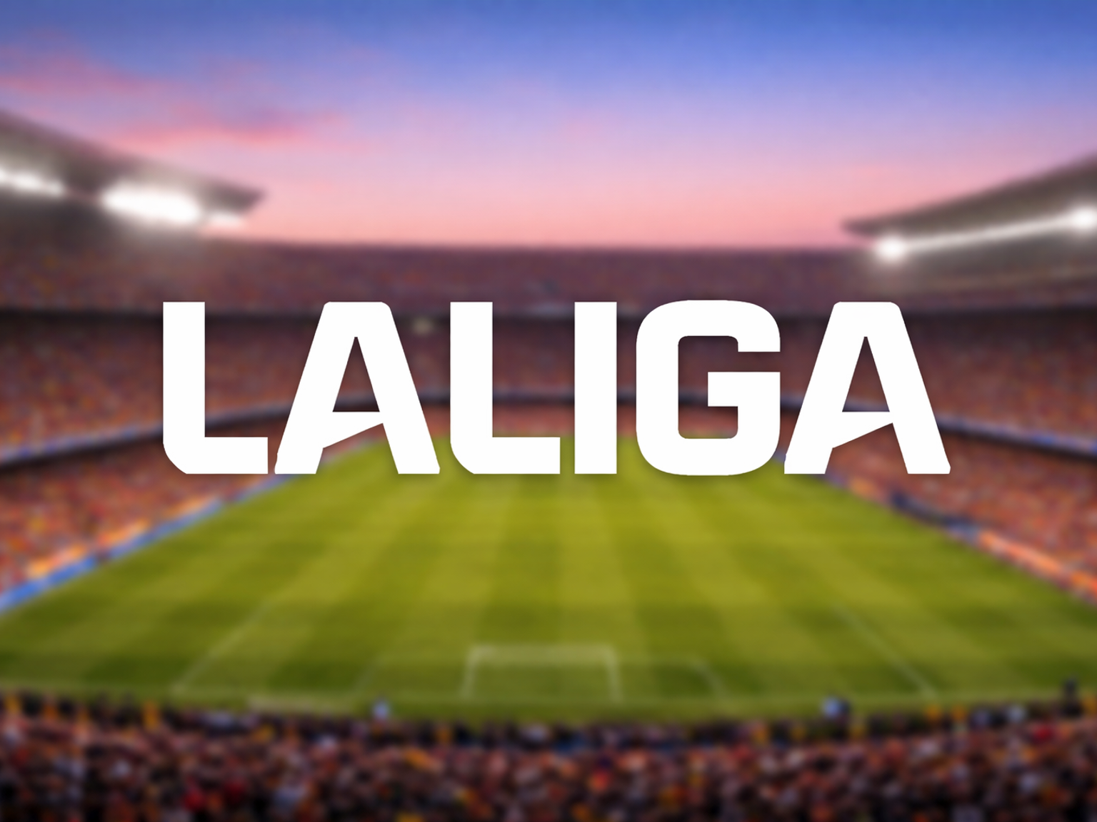 Texto de LALIGA sobre un estadio de fútbol borroso al anochecer.