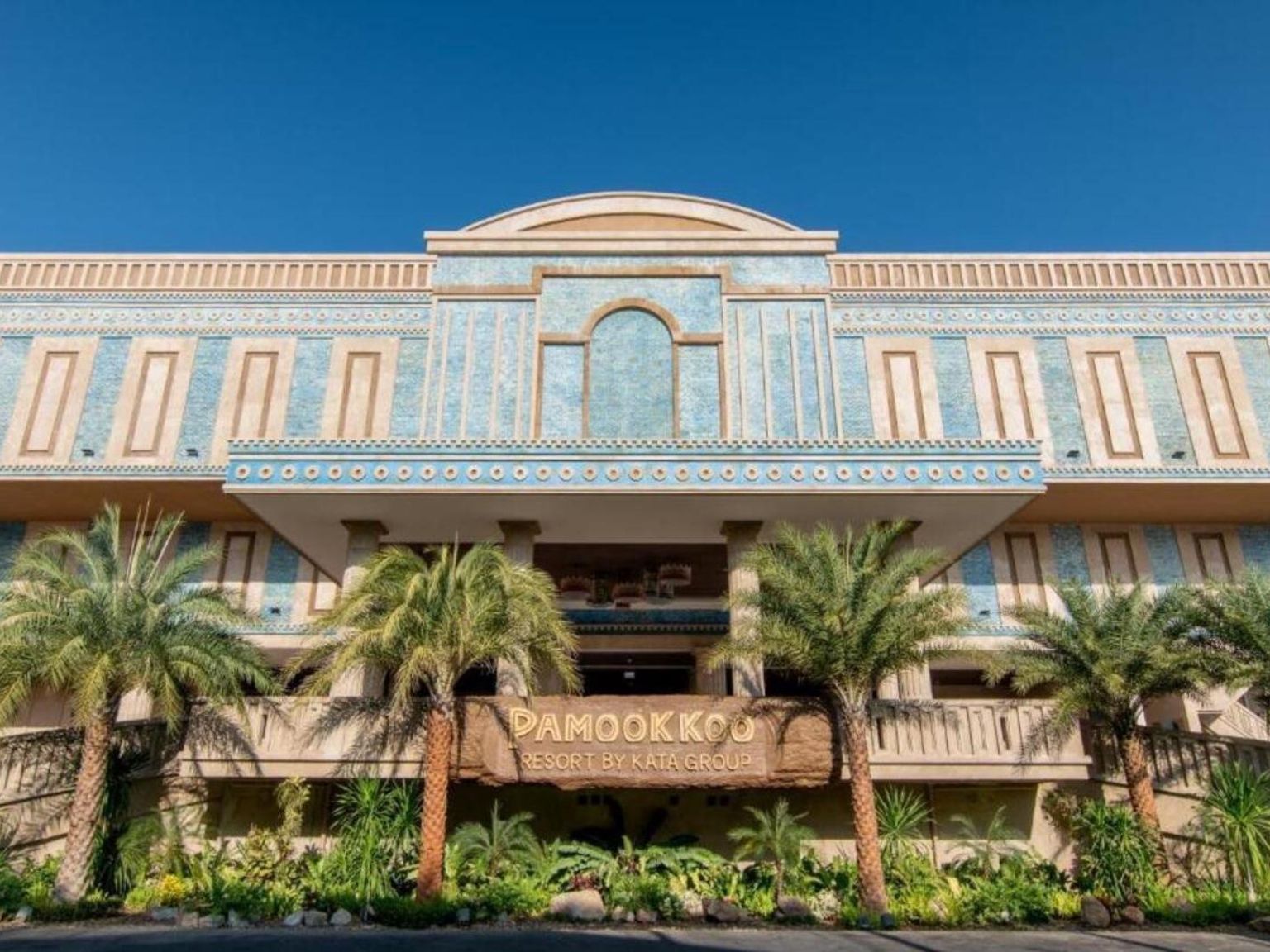 en stor bygning med palmetrær foran den