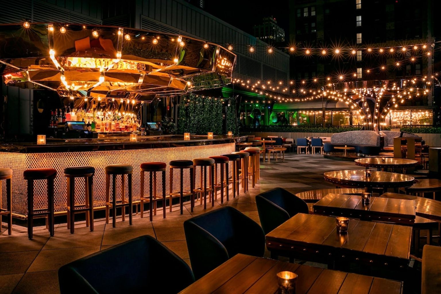 en restaurant med bord og stoler og en bar om natten