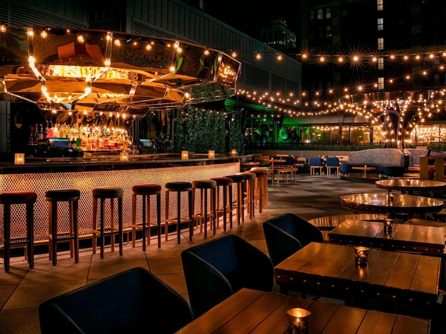 en restaurant med bord og stoler og en bar om natten