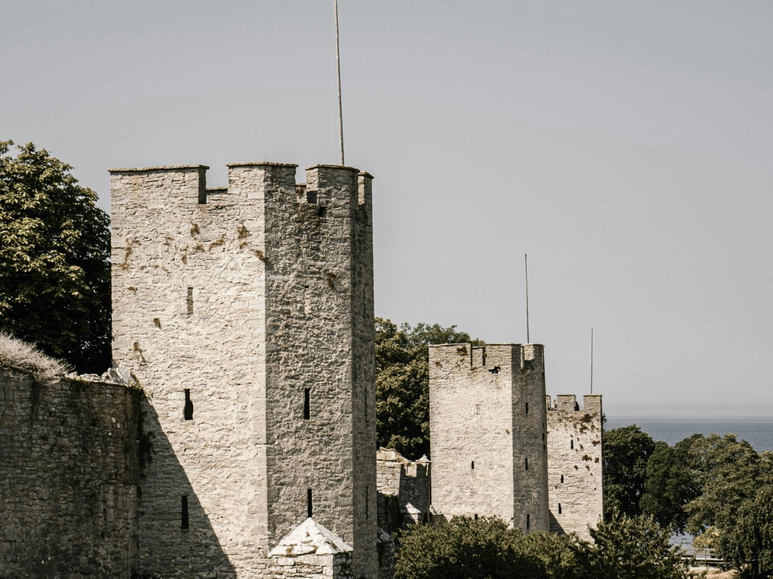 en stenvägg med en flagga på toppen av den
