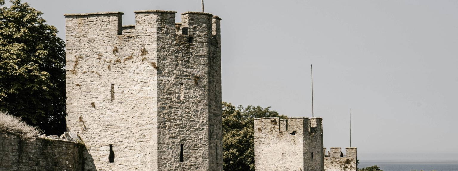 en stenvägg med en flagga på toppen av den