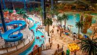 ein großer Wasserpark voller Menschen und eine Wasserrutsche in Lalandia