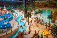 ein großer Wasserpark voller Menschen und eine Wasserrutsche in Lalandia