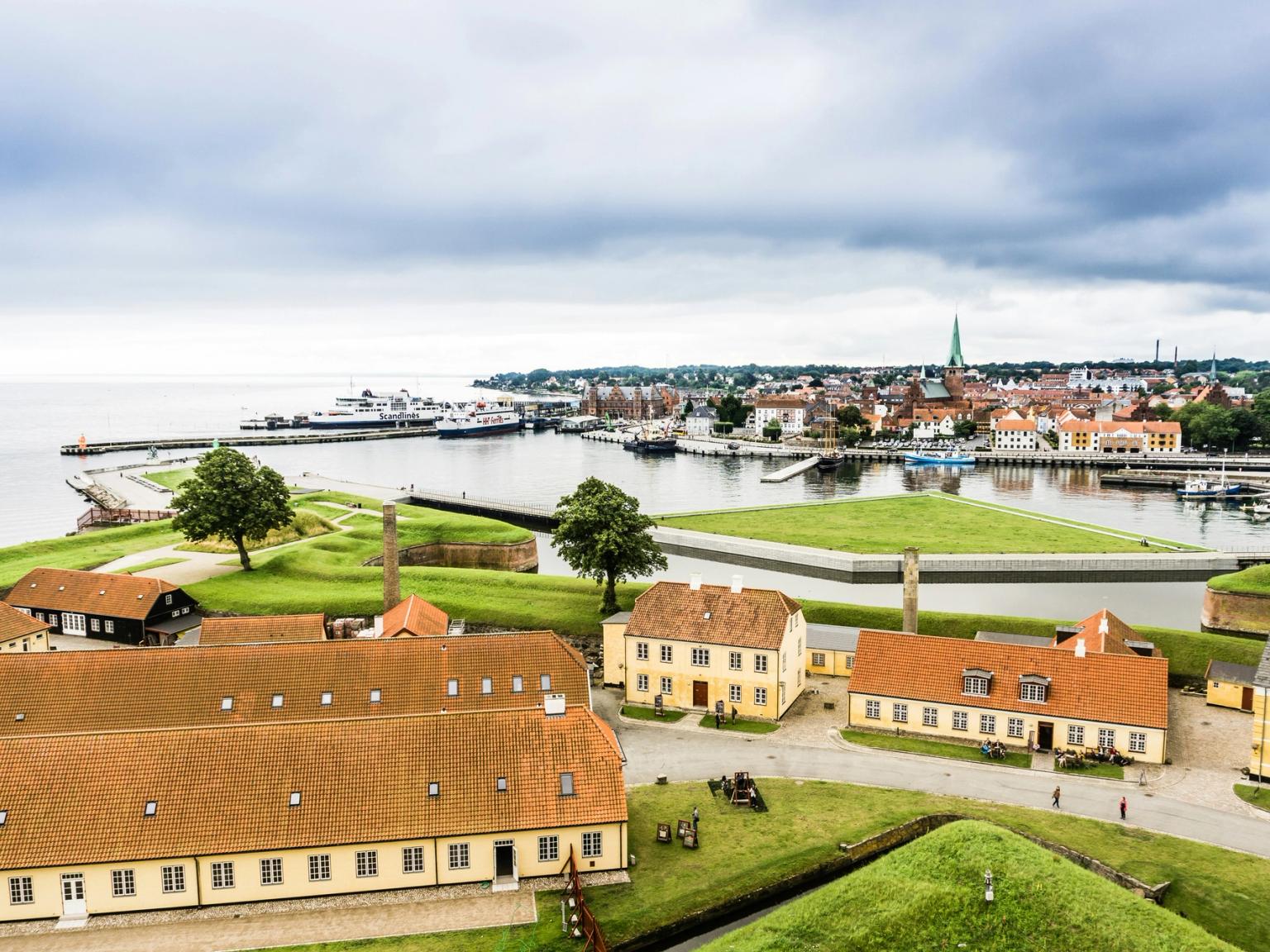 en flygvy av Kronborg slott med Helsingör i bakgrunden.