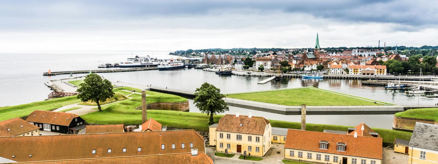 en flygvy av Kronborg slott med Helsingör i bakgrunden.