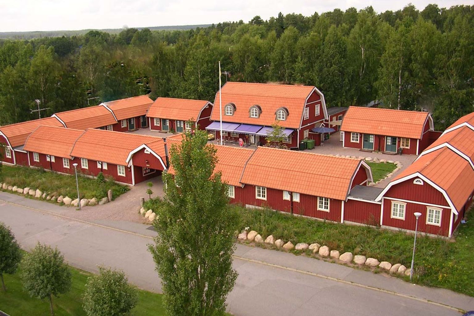 widok z lotu ptaka na rząd czerwonych domów z czerwonymi dachówkami