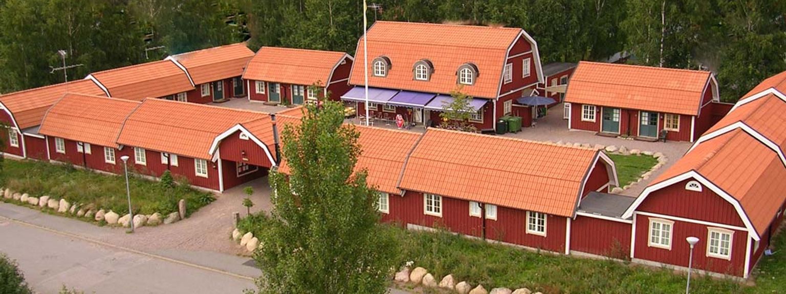 widok z lotu ptaka na rząd czerwonych domów z czerwonymi dachówkami