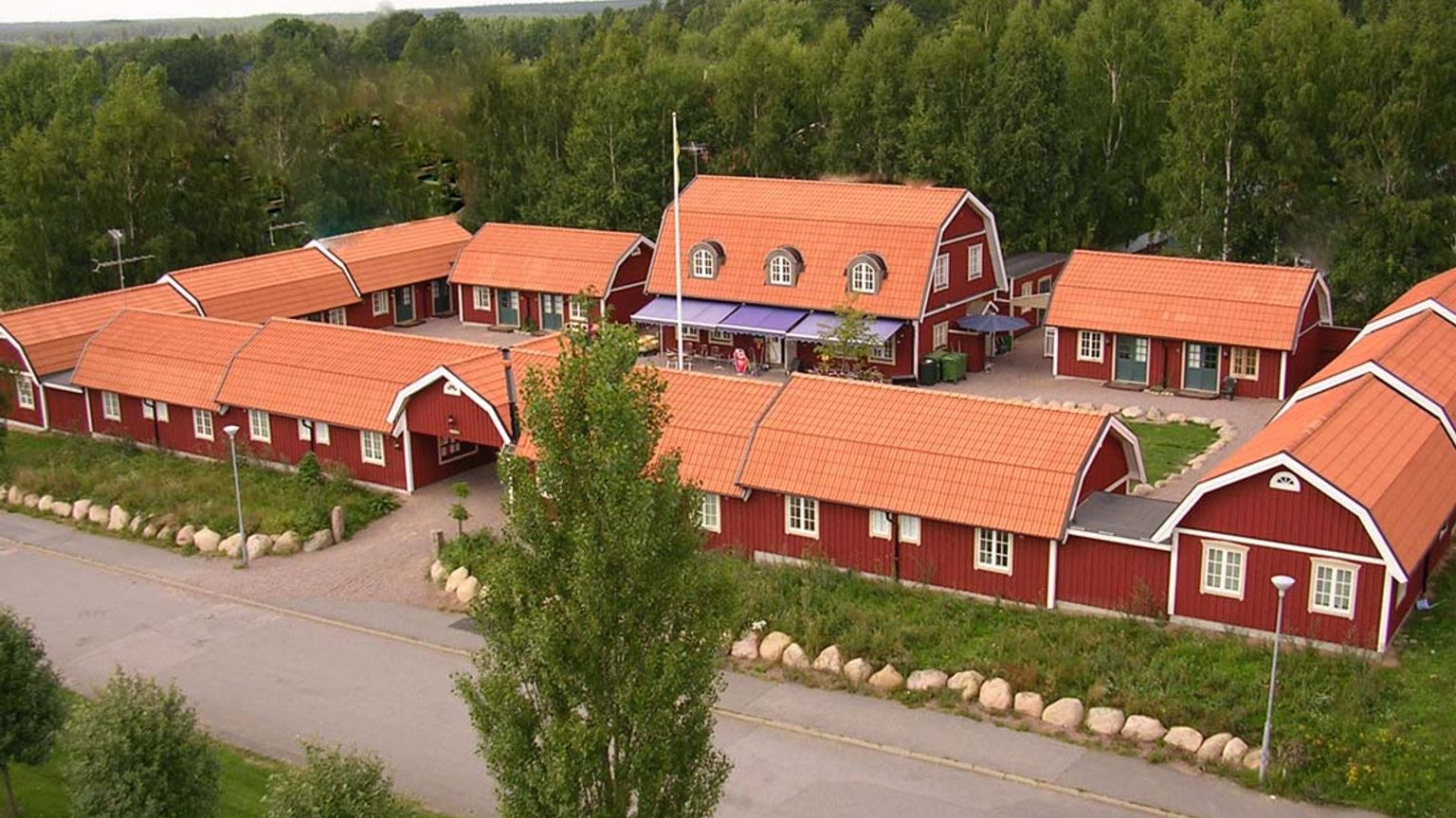 widok z lotu ptaka na rząd czerwonych domów z czerwonymi dachówkami