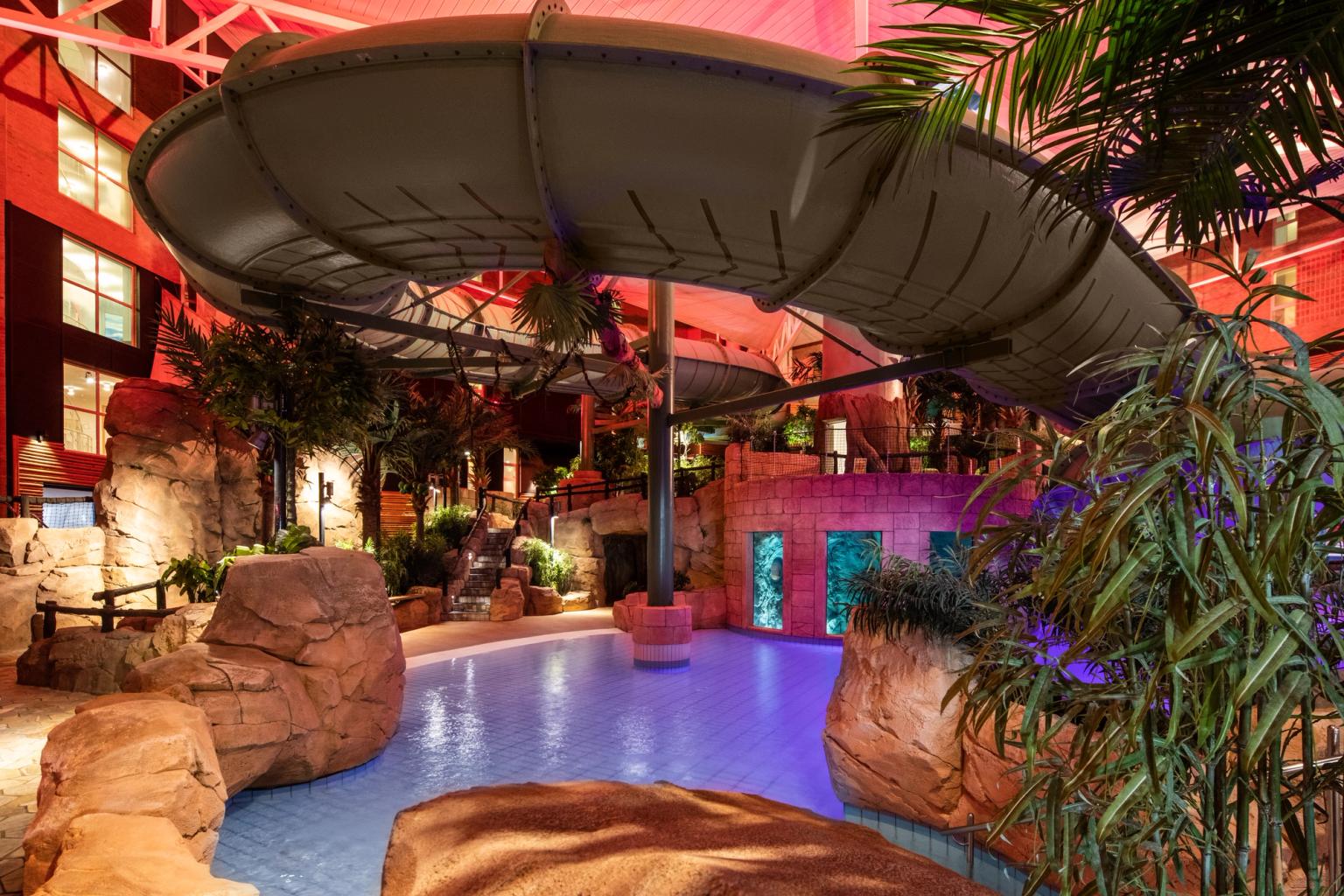 det er en vannsklie midt i bassenget.