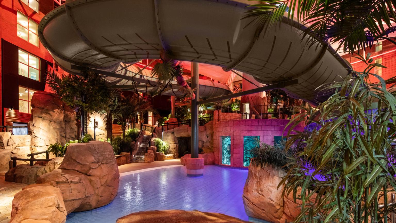 det er en vannsklie midt i bassenget.