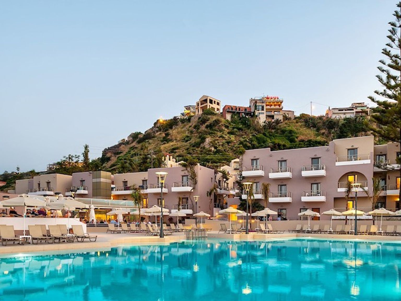 suuri uima-allas on hotellin edessä