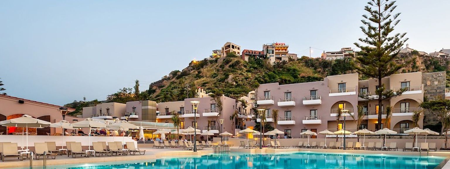 suuri uima-allas on hotellin edessä