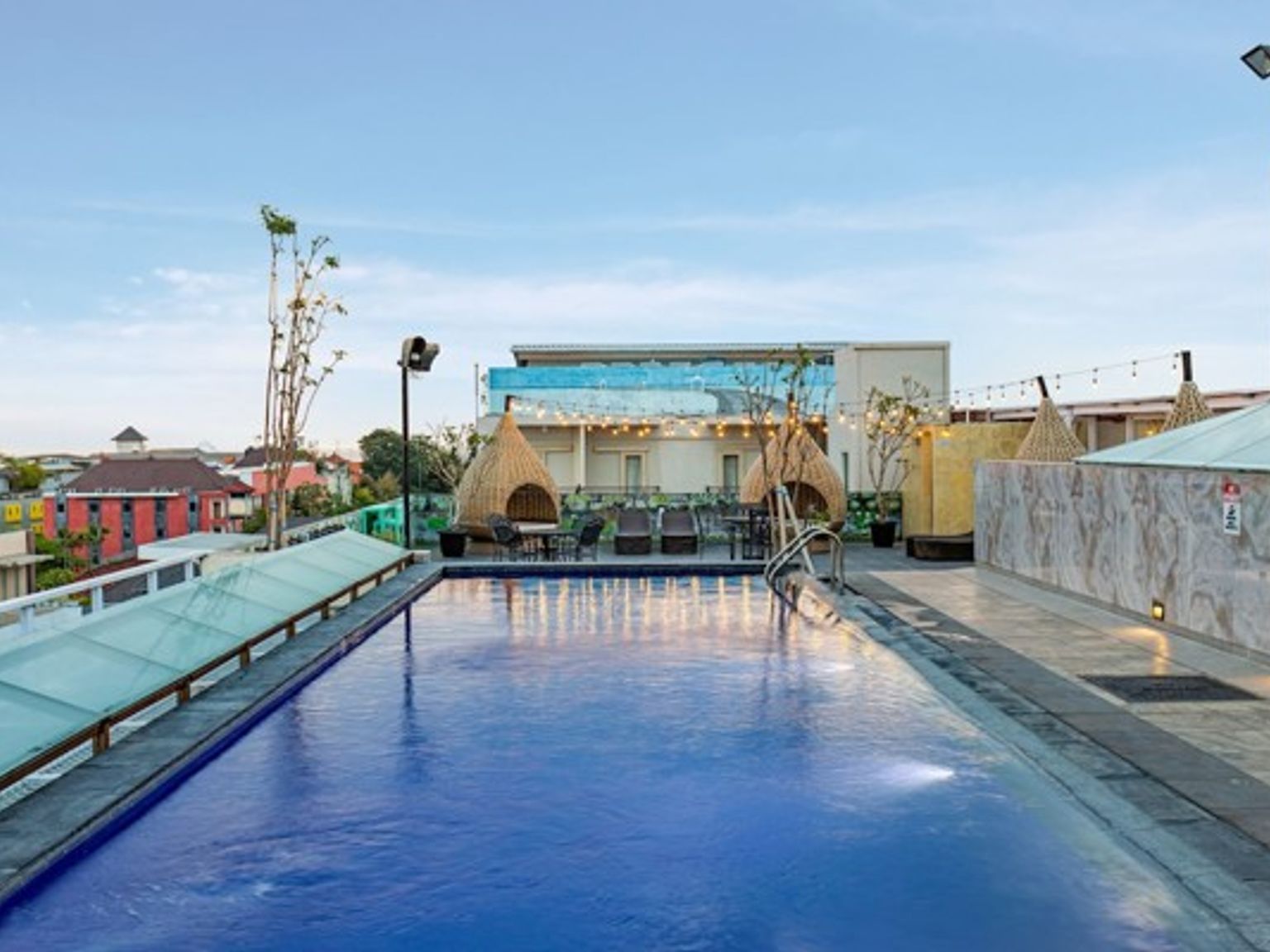 det finns en stor simbassÀng pÄ taket av en byggnad