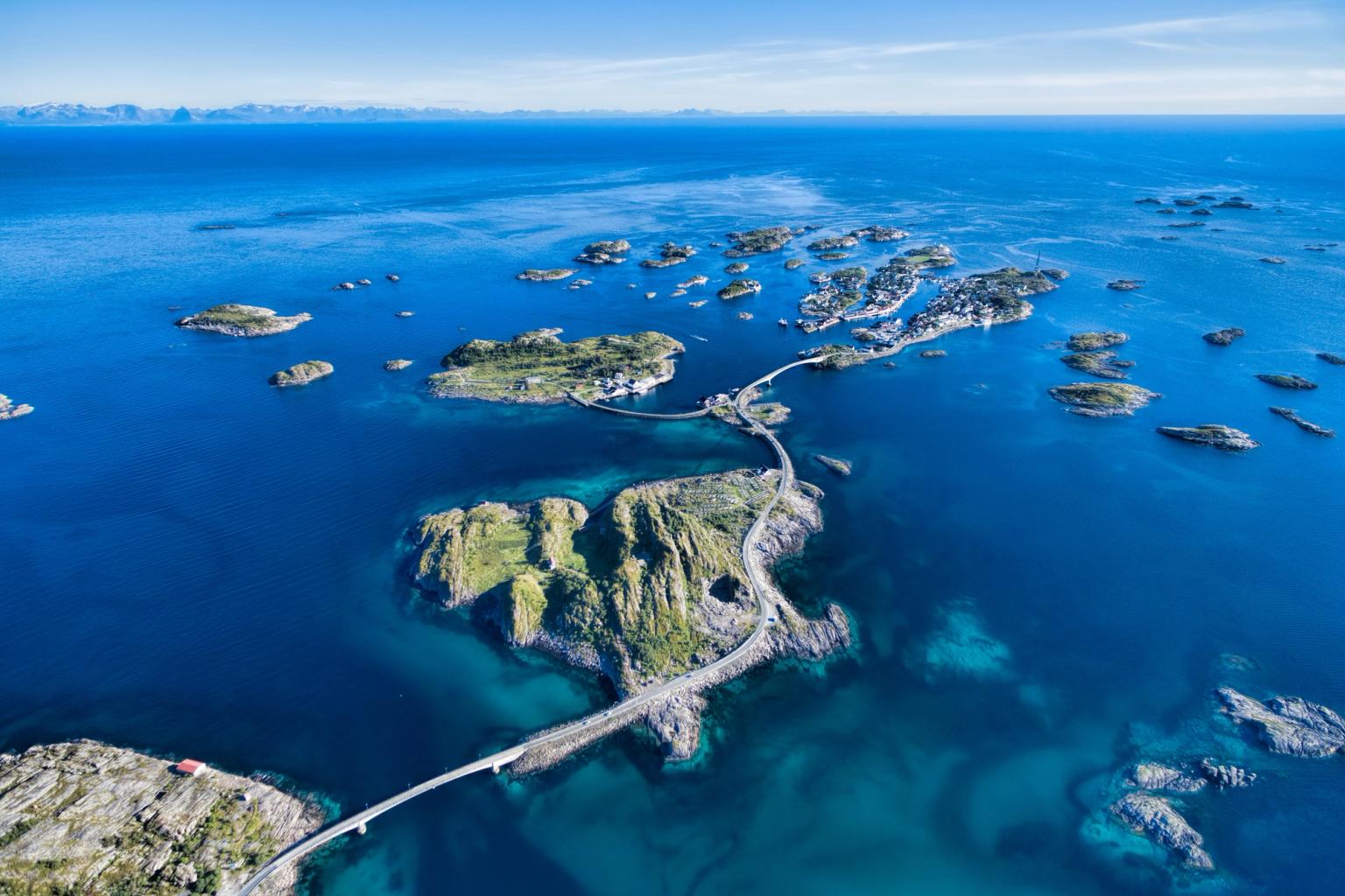 una vista aérea de un puente rodeado de islas en medio del océano