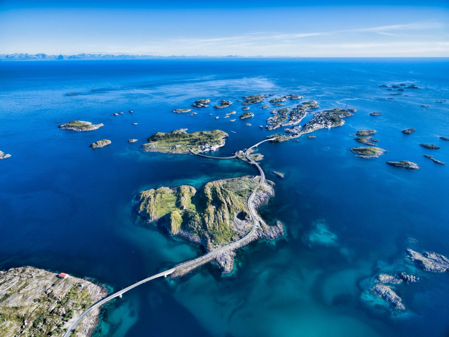 una vista aérea de un puente rodeado de islas en medio del océano