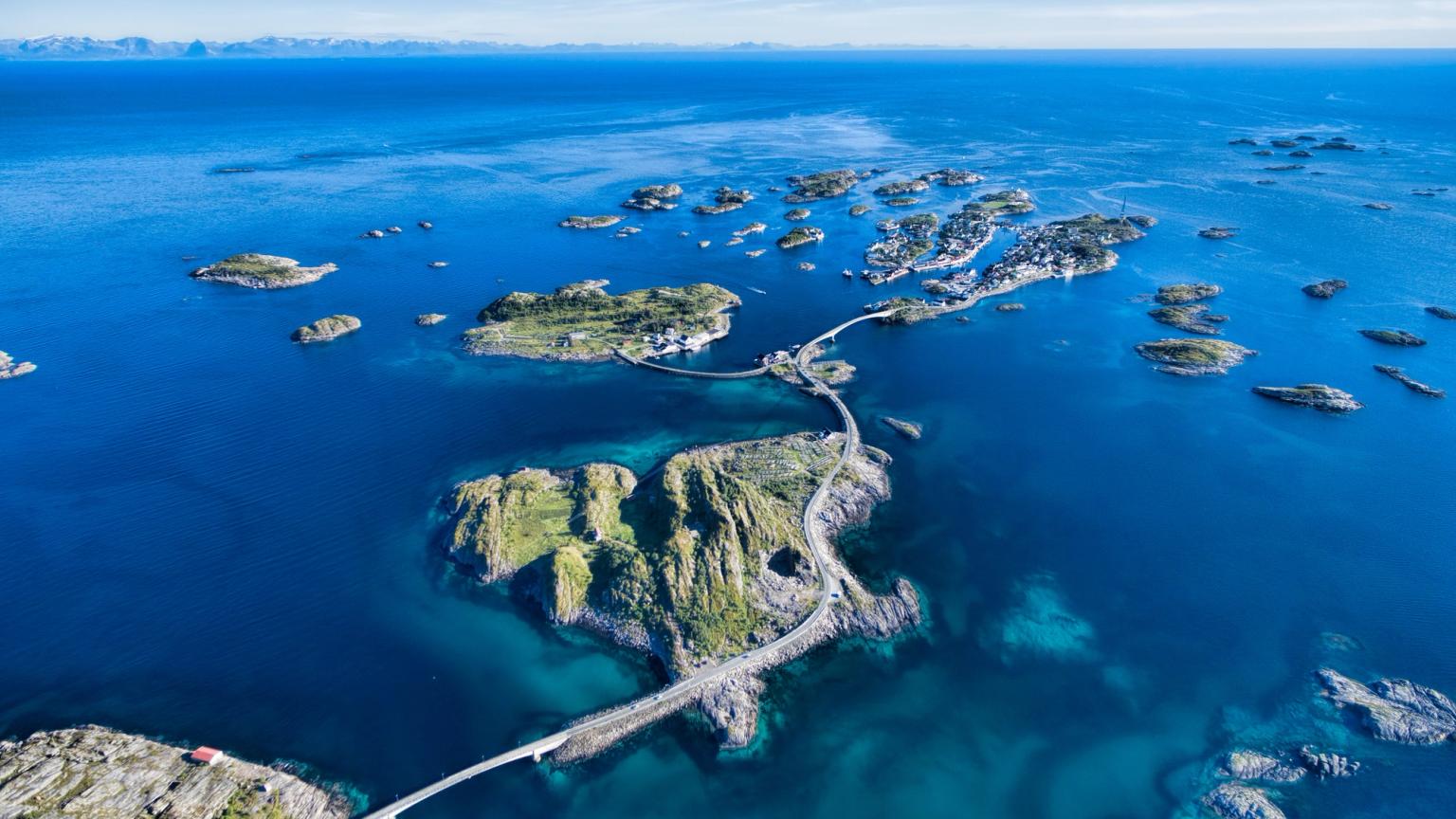 una vista aérea de un puente rodeado de islas en medio del océano