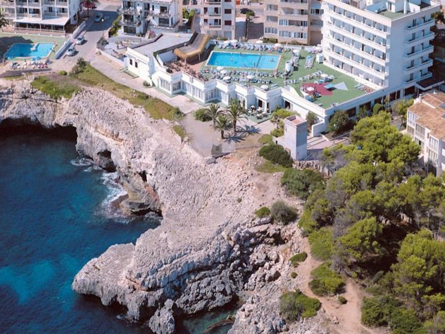 en flygvy över ett hotell på en klippa med utsikt över en vattenmassa