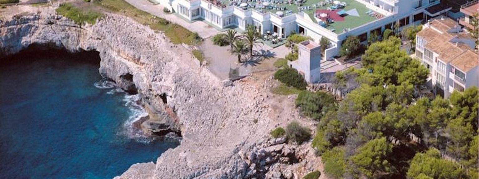 en flygvy över ett hotell på en klippa med utsikt över en vattenmassa