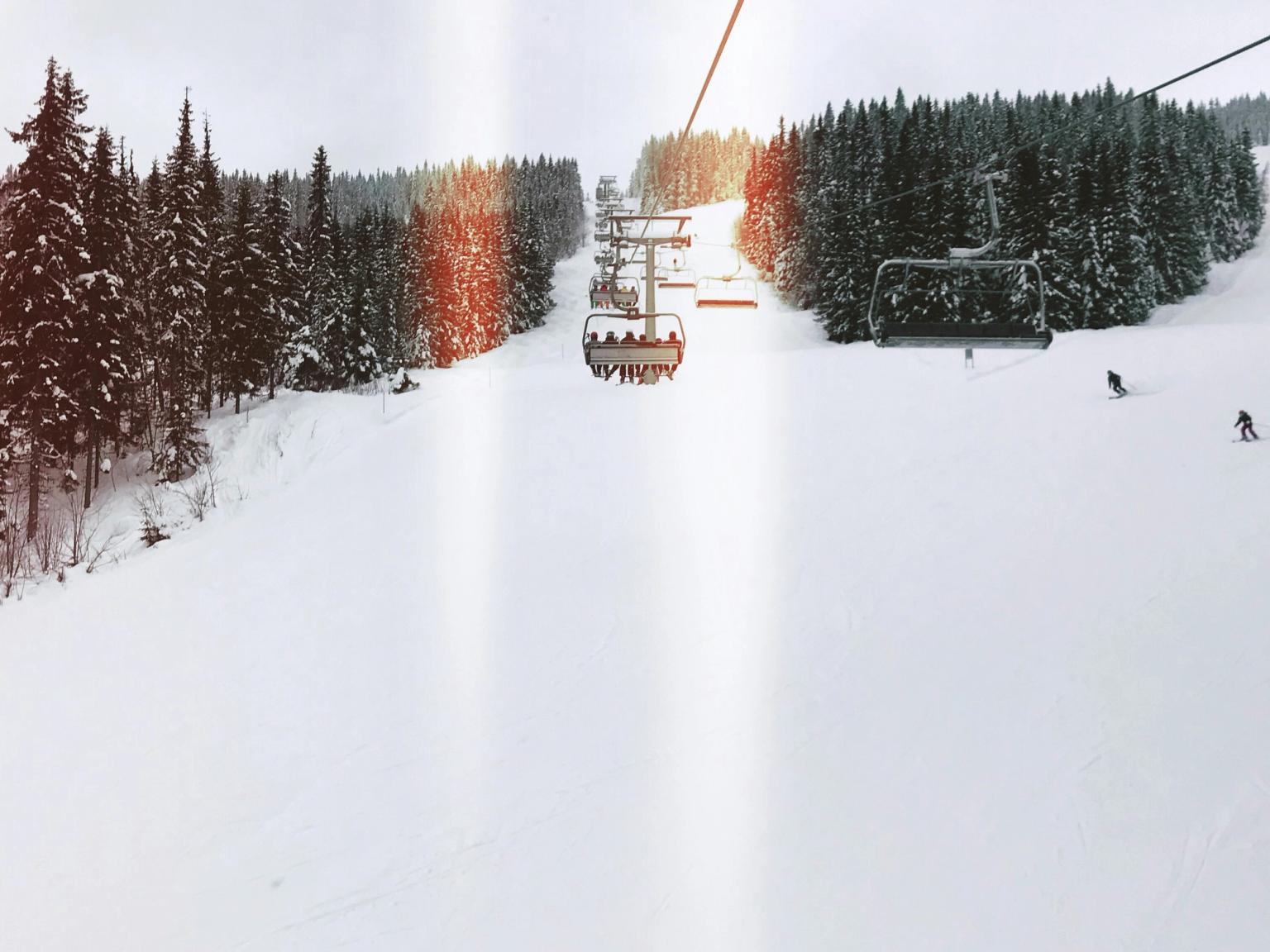 wyciąg narciarski wjeżdżający na pokrytą śniegiem górę