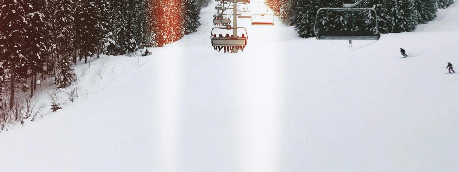 en skilift, der går op på et sneklædt bjerg
