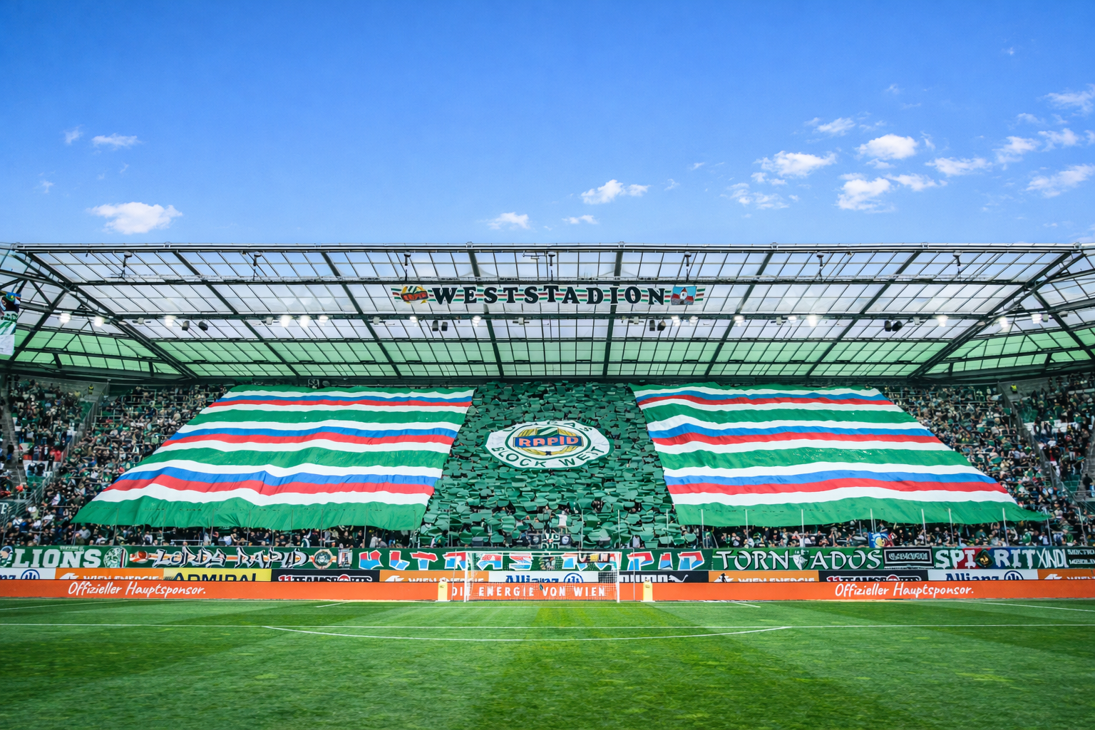 Das Weststadion-Fußballstadion mit Fans, die ein großes grünes, weißes und rotes Banner über die Tribünen zeigen.
