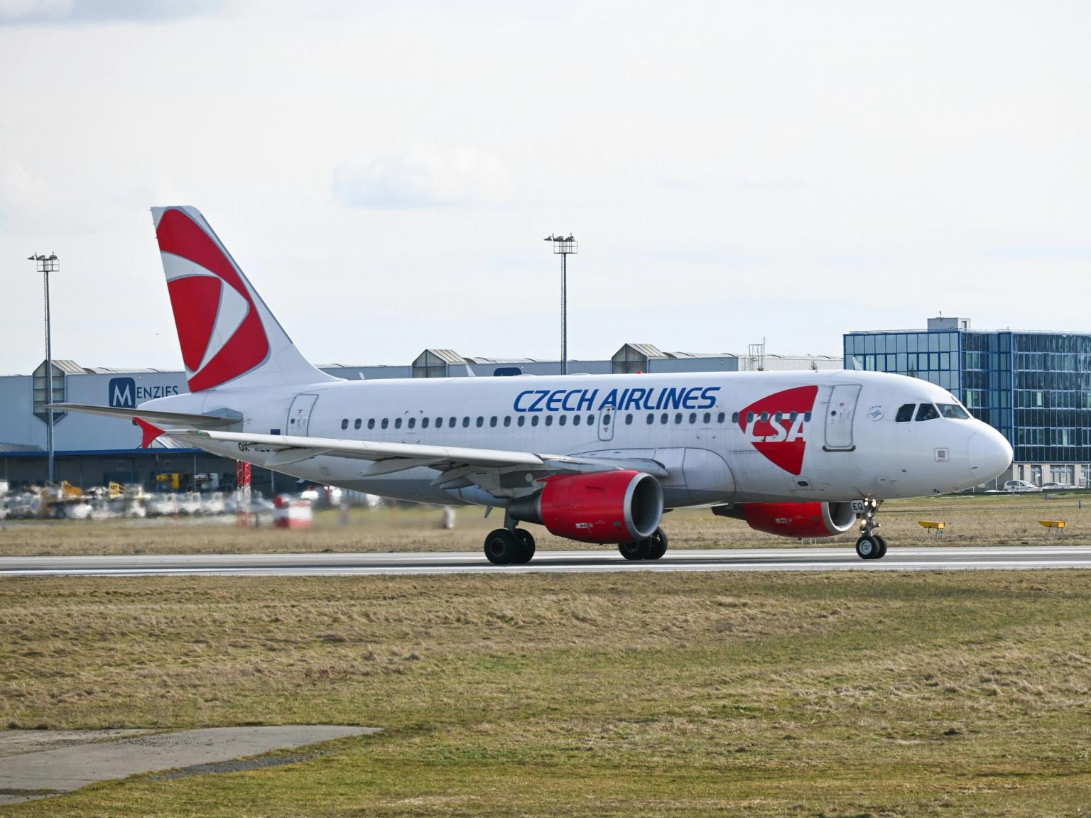 et tsjekkisk flyselskaps fly sitter på rullebanen på en flyplass