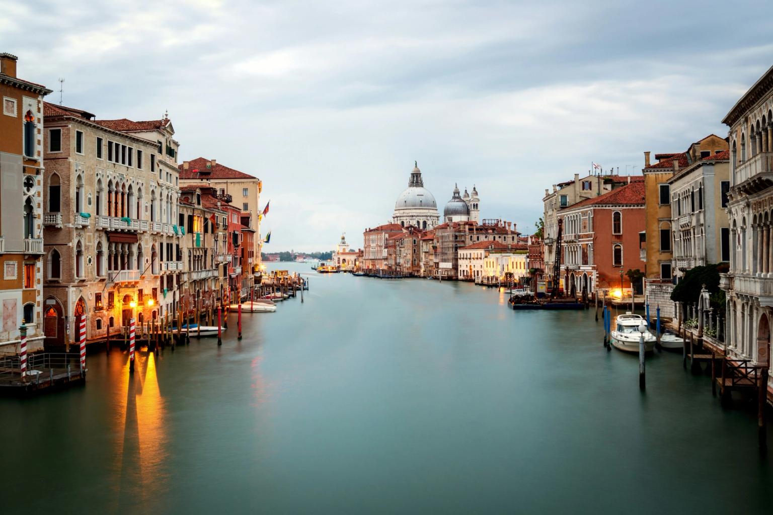 a view of the grand canal in venice at night